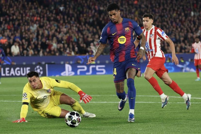 Barcelona's English forward #14 Marcus Rashford tries to beat Atletico Madrid's Argentine goalkeeper #01 Juan Musso (L) during the UEFA Champions League quarter final first leg football match between FC Barcelona and Club Atletico de Madrid at Camp Nou Stadium in Barcelona on April 8, 2026.  Lluis GENE / AFP
