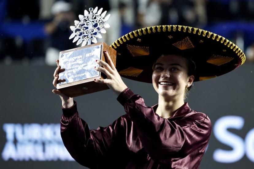 US Iva Jovic lifts the trophy after winning the women's singles final match of the WTA Guadalajara Open tournament at the Panamerican Tennis Center in Zapopan, Mexico on September 19, 2026.  ULISES RUIZ / AFP
