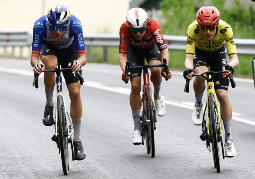 Team Visma Lease a Bike Danish rider Jonas Vingegaard (R), Red Bull - BORA - hansgrohe Italian rider Giulio Pellizzari (L) and Lotto Intermarche Belgian rider Lennert Van Eetvelt ride in a breakaway with Team Polti VisitMalta Spanish rider Diego Sevilla wearing the best climber's blue jersey (Maglia Azzura) during the 2nd stage of the Giro d'Italia 2026 - Tour of Italy cycling race between Burgas and Veliko Tarnovo, Bulgaria, on May 9, 2026.  Luca Bettini / AFP