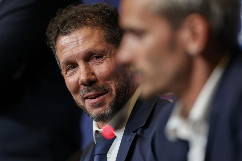 Atletico Madrid's Argentine coach Diego Simeone (L) looks towards Atletico Madrid's French forward #07 Antoine Griezmann during a press conference on the eve of their UEFA Champions League quarter final football match against FC Barcelona at the Nou Camp stadium in Barcelona, on April 7, 2026.  Lluis GENE / AFP