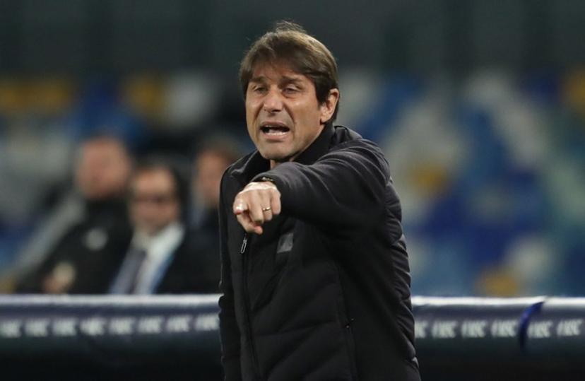Napoli's Italian Head coach Antonio Conte gestures during the Italian Serie A football match between SSC Napoli and ACF Fiorentina at the Diego Armando Maradona Stadium in Naples on January 31, 2026.  CARLO HERMANN / AFP