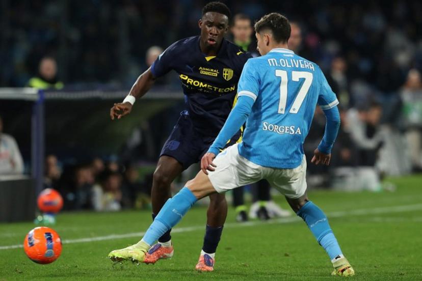 Napoli's Uruguayan defender #17 Mathias Olivera (R) fights for the ball with Parma's Belgian midfielder #16 Mandela Keita during the Italian Serie A football match between Napoli and Parma at the Diego Armando Maradona Stadium in Naples on January 14, 2026.  CARLO HERMANN / AFP