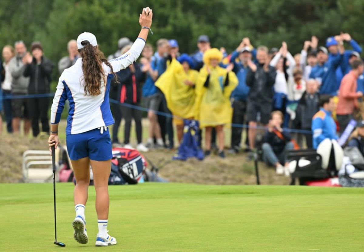 Team Europe's Spanish golfer Julia López Ramírez celebrates after making a putt during play in her fourball match against US Team players on the first day of the 2026 Solheim Cup biennial team golf competition on The Bernardus Golf Course at Cromvoirt, some 80kms south-east of Rotterdam on September 11, 2026.   NICOLAS TUCAT / AFP