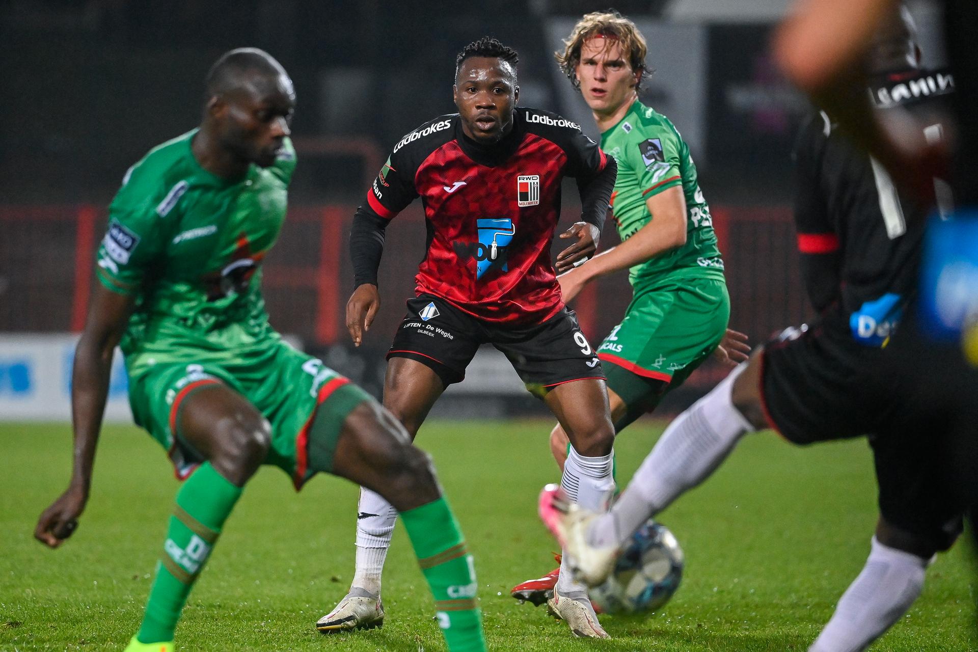 Rwdm's William Togui and Essevee's Ewoud Pletinckx pictured in action during a soccer game between RWDM Molenbeek and SV Zulte Waregem, Tuesday 26 October 2021 in Brussels, in the round of 32 of the 'Croky Cup' Belgian soccer cup. BELGA PHOTO LAURIE DIEFFEMBACQ