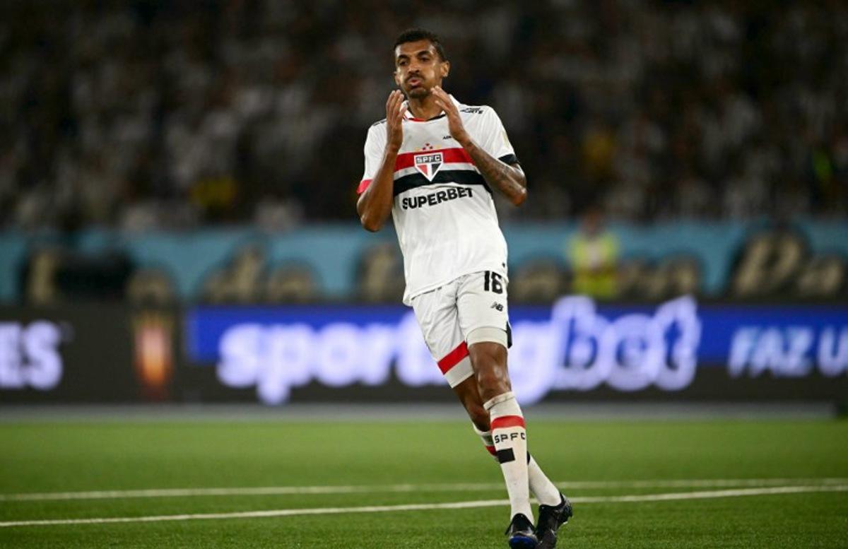 Sao Paulo's midfielder Luiz Gustavo reacts during the Copa Libertadores all-Brazilian quarter-final first leg football match between Botafogo and Sao Paulo at the Olimpico Nilton Santos stadium, in Rio de Janeiro, Brazil, on September 18, 2024.  Mauro PIMENTEL / AFP