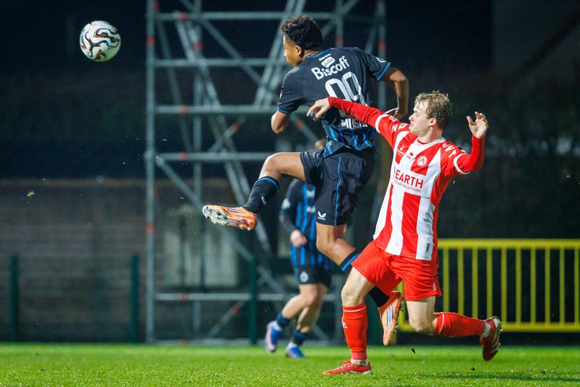 Club's Yanis Musuayi and Kortrijk's Liam De Smet fight for the ball during a soccer game between Club NXT and KV Kortrijk, Tuesday 27 January 2026 in Roeselare, on day 22 of the 2025-2026 'Challenger Pro League' 1B second division of the Belgian championship. BELGA PHOTO KURT DESPLENTER