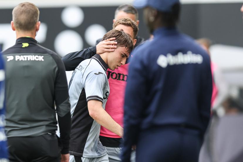 Anderlecht's Mihajlo Cvetkovic leaves the field after receiving a red card during a soccer match between KAA Gent and RSC Anderlecht, Sunday 10 May 2026 in Gent, on the seventh day of the Champion's Play-offs of the 2025-2026 'Jupiler Pro League' first division of the Belgian championship. BELGA PHOTO BRUNO FAHY