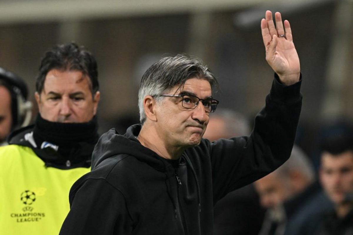 Atalanta's Croatian coach Ivan Juric waves to supporters before the UEFA Champions League phase day 3 football match between Atalanta and Slavia Praga at the Gewiss stadium in Bergamo, on October 22, 2025.   Stefano RELLANDINI / AFP