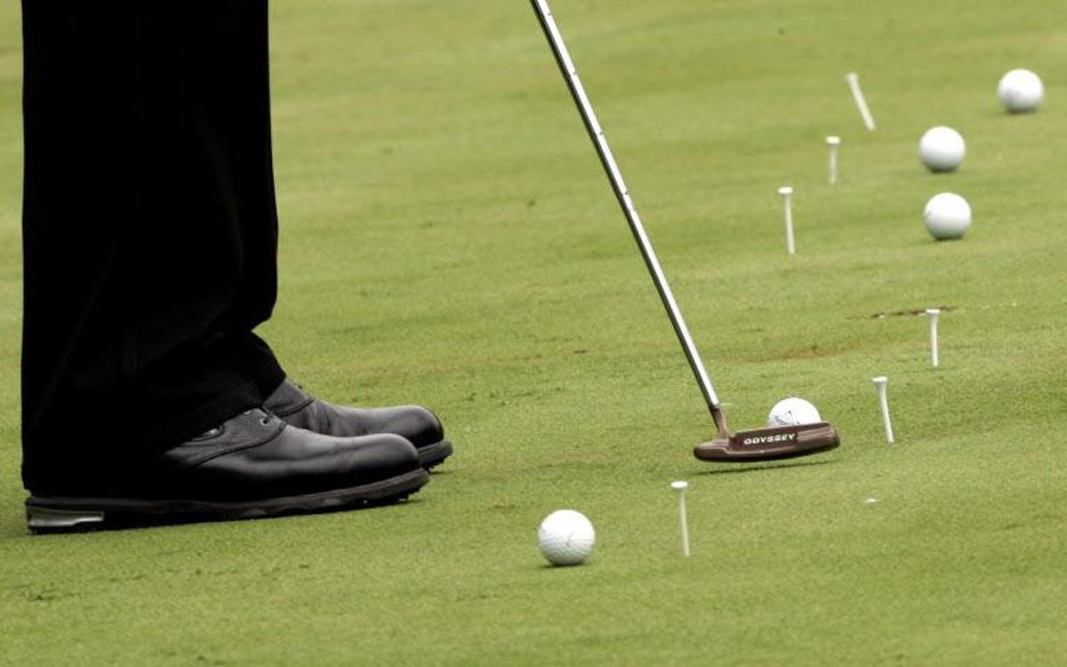 Michael Campell of new Zealand lines up his putts during practice for the 2006 PGA Championship at Medinah Country Club on 14 August 2006 in Medinah, Illinois. Timothy A. CLARY / AFP