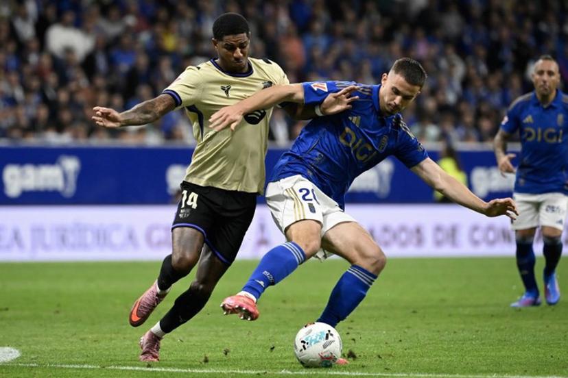 Barcelona's English forward #14 Marcus Rashford (L) and Real Oviedo's Belgian midfielder #20 Leander Dendoncker vie for the ball during the Spanish league football match between Real Oviedo and FC Barcelona at the Carlos Tartiere stadium in Oviedo on September 25, 2025.  Miguel RIOPA / AFP
