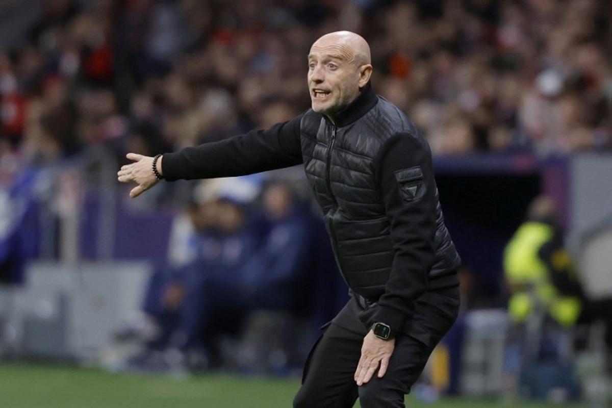 Levante's Spanish coach Julian Calero gestures on the touchline during the Spanish league football match between Club Atletico de Madrid and Levante UD at Metropolitano Stadium in Madrid on November 8, 2025.  Oscar DEL POZO / AFP