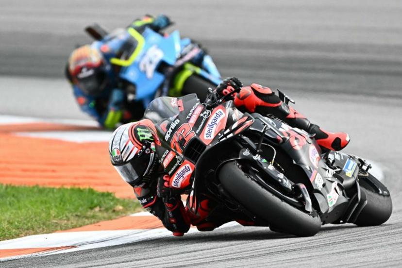 Aprilia Racing team's Italian MotoGP rider Marco Bezzecchi rides ahead of Trackhouse MotoGP Team's Spanish rider Raul Fernandez during the MotoGP race of the Valencia Grand Prix at the Ricardo Tormo racetrack in Cheste on November 16, 2025.  JOSE JORDAN / AFP