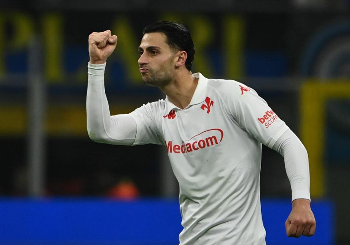Fiorentina's Italian midfielder #8 Rolando Mandragora celebrates after scoring a penalty kick for his team's first goal during the Italian Serie A football match between Inter Milan and Fiorentina at the San Siro Stadium in Milan on February 10, 2025.  Isabella BONOTTO / AFP