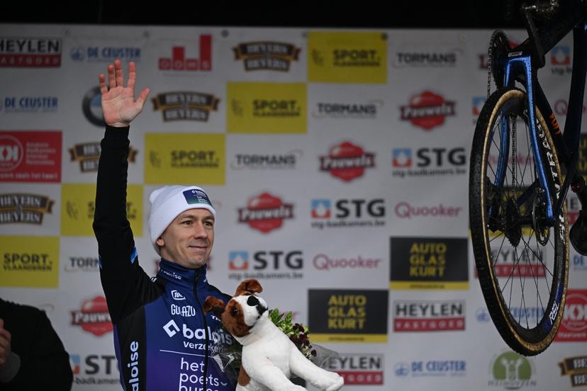 Belgian Niels Vandeputte pictured on the podium after winning the men's elite race at the 'Sluitingsprijs Oostmalle' cyclocross race, Sunday 22 February 2026, in Oostmalle, the last race of the 2025-2026 cyclocross season. BELGA PHOTO LUC CLAESSEN