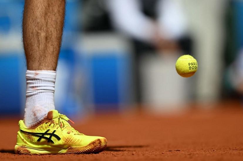 US' Taylor Fritz prepares to serve to Britain's Jack Draper during their men's singles second round tennis match on Court Suzanne-Lenglen at the Roland-Garros Stadium during the Paris 2024 Olympic Games, in Paris on July 30, 2024.   MARTIN BERNETTI / AFP