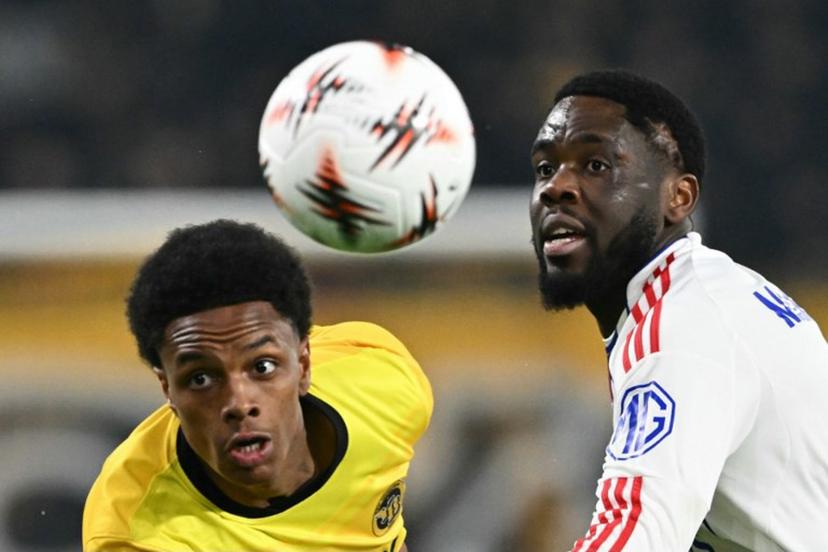 Young Boys' Swiss midfielder #10 Alvyn Sanches (L) fights for the ball with Lyon's Belgian midfielder #05 Orel Mangala during the Europa League 1st round day 7 football match between Young Boys and Olympique Lyonnais (OL) at Stadion Wankdorf in Bern on January 22, 2026.  Sébastien BOZON / AFP