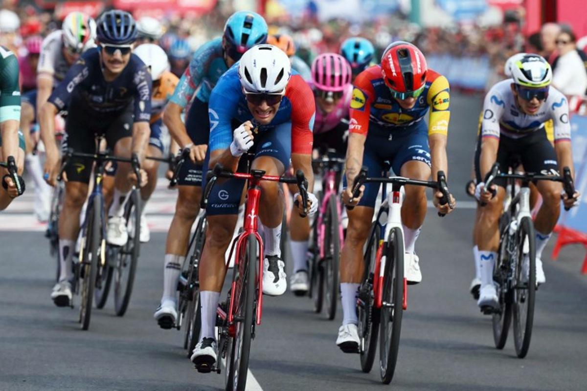 Team Groupama-FDJ's French rider Bastien Tronchon (C) celebrates winning the 10th stage of the Vuelta a Espana 2026 cycling tour, a 184,7 km race between Alcaraz and Elche de la Sierra, on September 1, 2026.   JOSE JORDAN / AFP