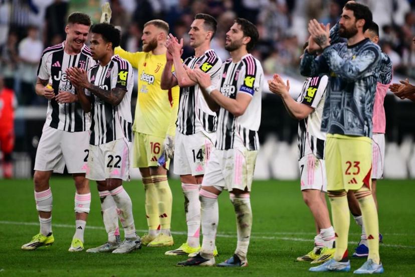 Juventus' Polish forward #14 Arkadiusz Milik celebrates with teammates Juventus' US midfielder #22 Weston McKennie, Juventus' Italian goalkeeper #16 Michele Di Gregorio,  at the end of the Italian Serie A football match between Juventus and Genoa at the Allianz stadium in Turin, on April 6, 2026.  Marco BERTORELLO / AFP