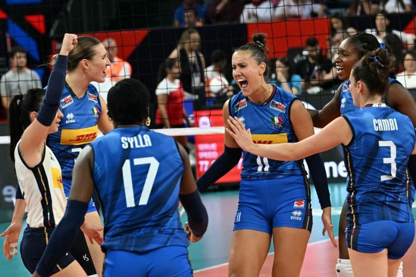Italy's players celebrate a point during the Women's European Volleyball Championship EuroVolley semi final match between Poland and Italy at Sinan Erdem Sports Hall in Istanbul, on September 5, 2026.  Ozan KOSE / AFP