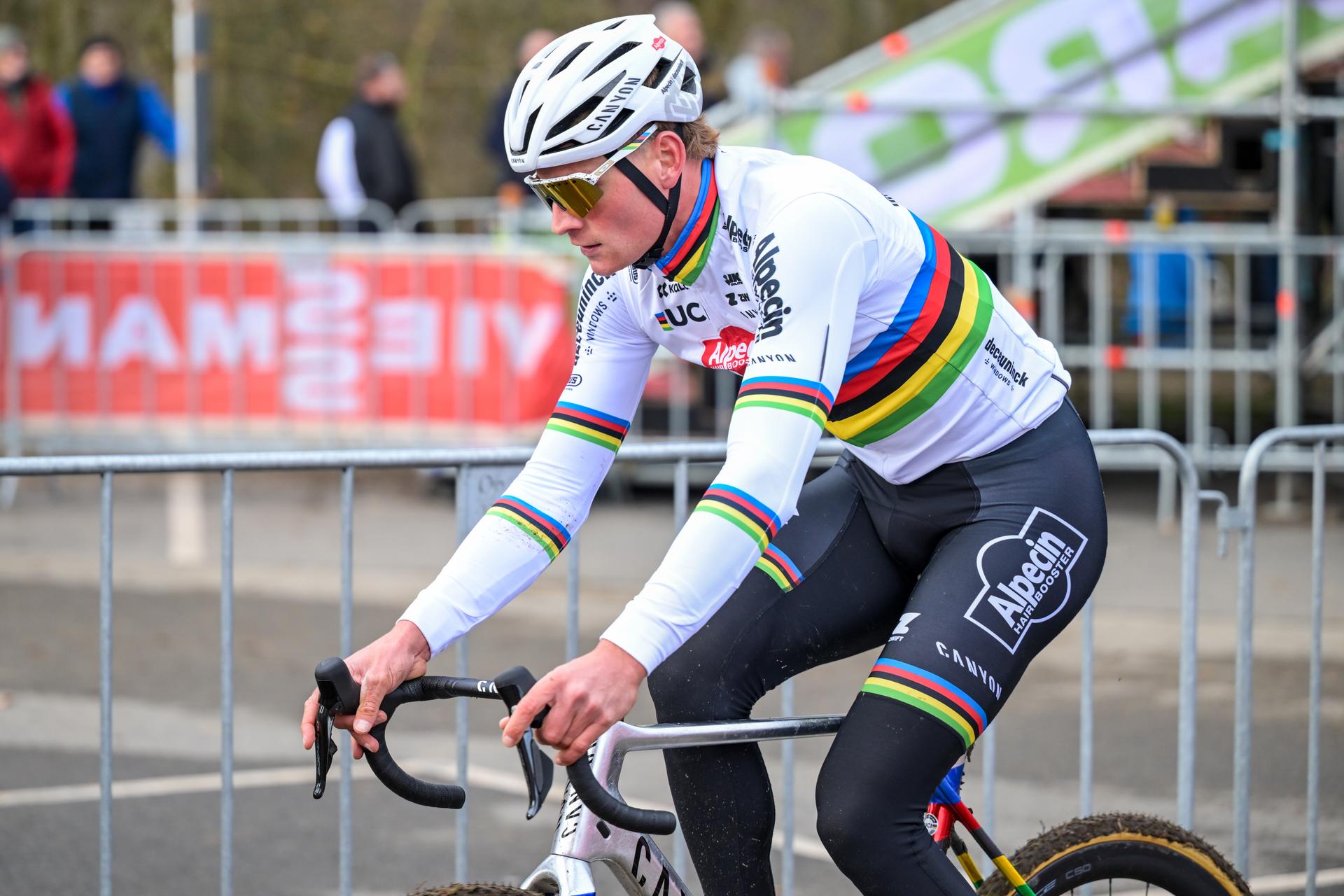 Dutch Mathieu Van Der Poel pictured during warming up before the men's elite race of the Cyclocross World Cup, in Namur, Sunday 14 December 2025, stage 4 (out of 12) in the World Cup of the 2026-2027 season. BELGA PHOTO DAVID PINTENS