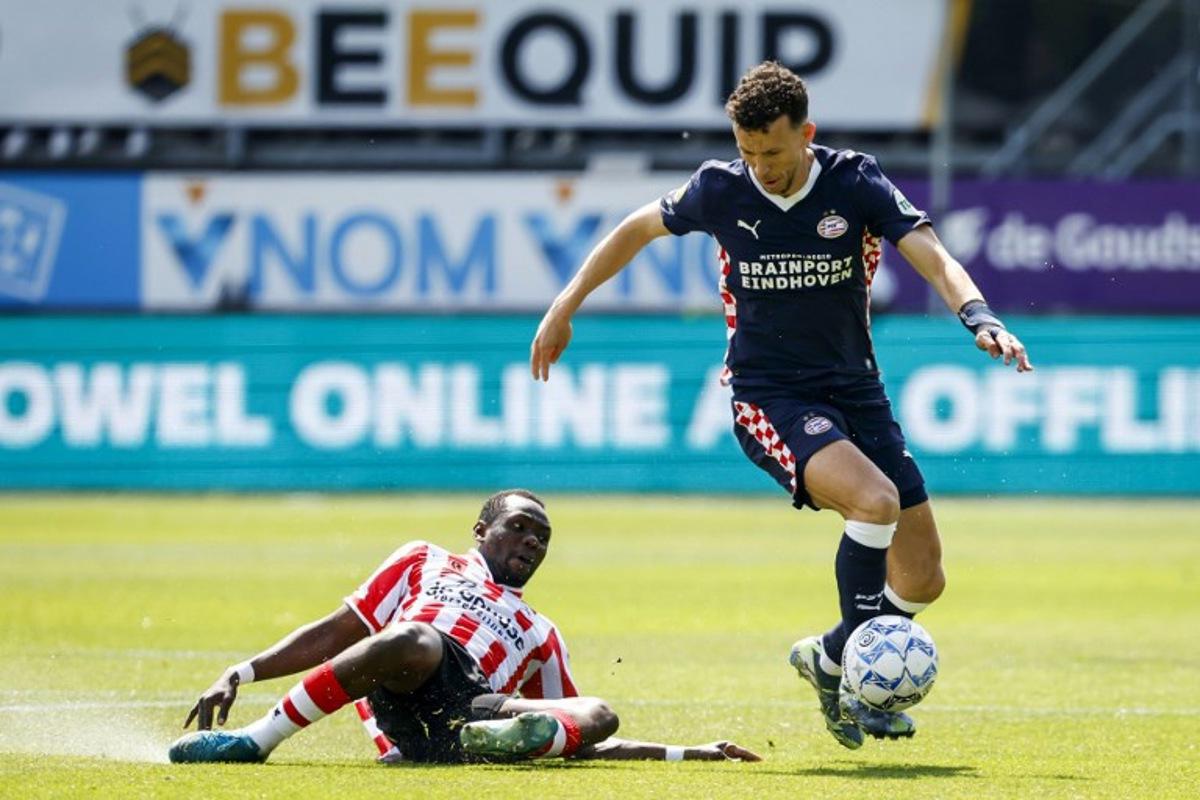 Sparta's Dutch defende #03 Marvin Young and PSV Eindhoven Croatian forward #05 Ivan Perisic fight for the ball during the Dutch Eredivisie football match between Sparta Rotterdam and PSV Eindhoven at the Sparta Stadion Het Kasteel in Rotterdam on May 18, 2025.  Bas CZERWINSKI / ANP / AFP