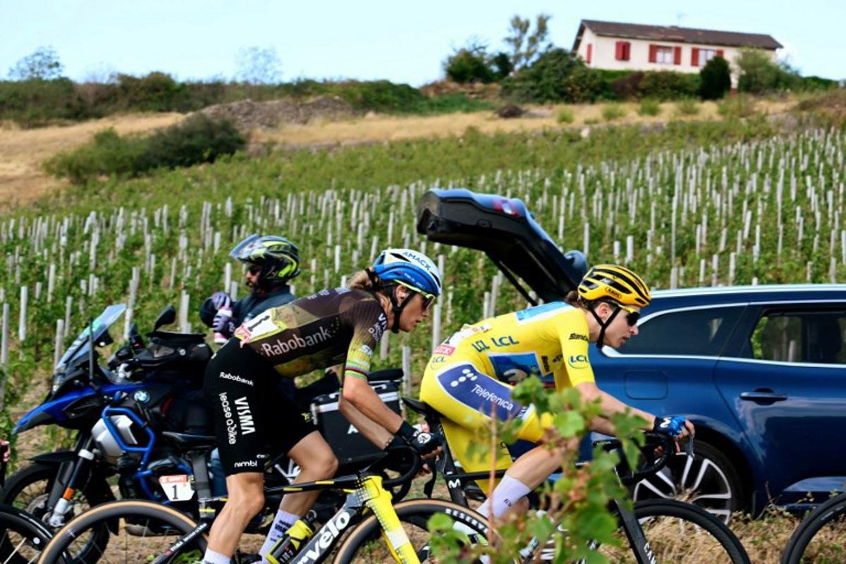 Movistar Team's Swiss rider and yellow jersey Marlen Reusser (R) and Team Visma | Lease a Bike's French rider Pauline Ferrand-Prevot (L) ride during a break away during the 5th (out of 9) stage of the fifth edition of the Women's Tour de France cycling race, 140 km from Macon to Belleville-en-Beaujolais, in Fleurie, central France on August 5, 2026.  NICOLAS TUCAT / AFP