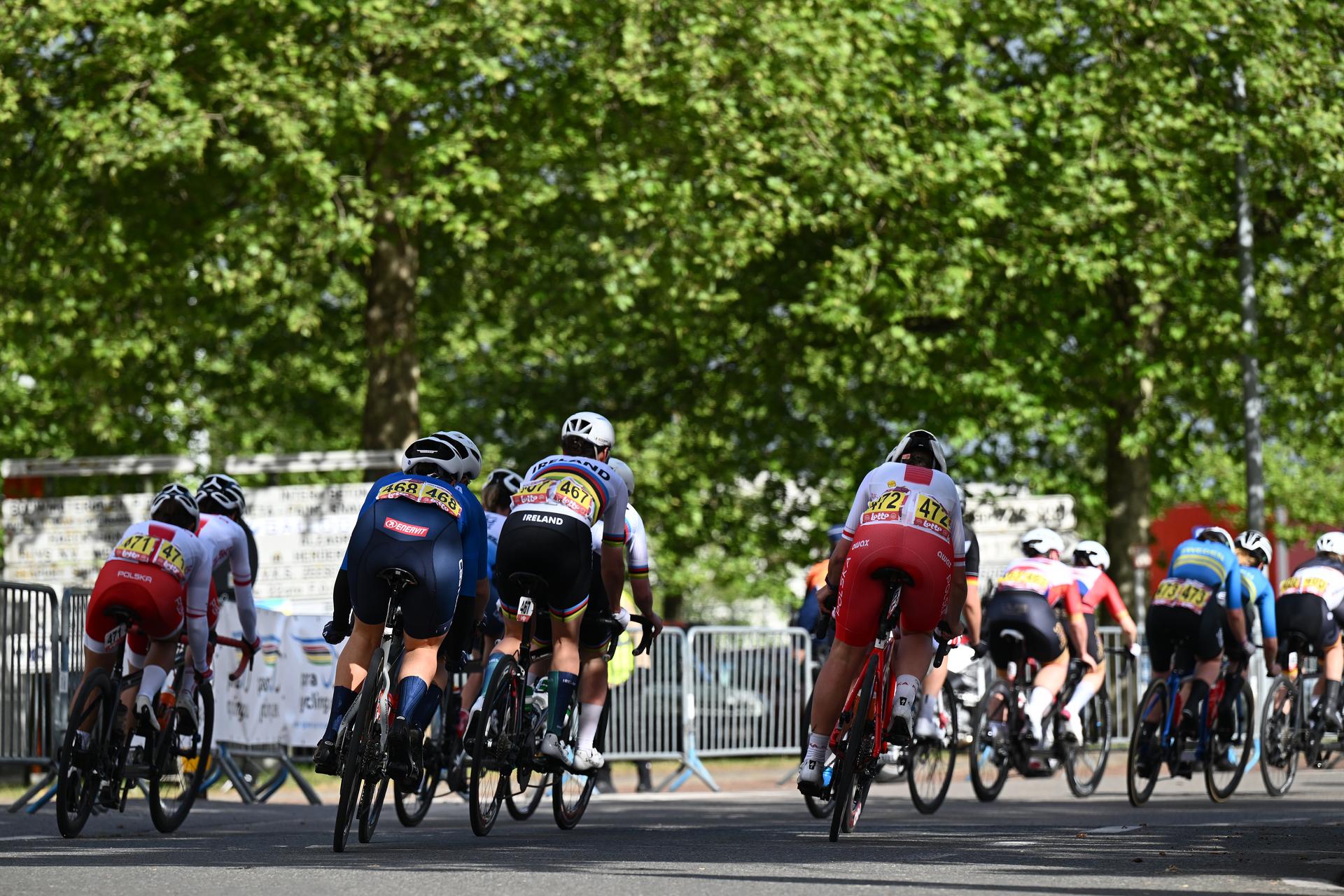 Illustration picture shows the pack of riders during the WB race at the road races at the UCI Para-Cycling Road World Cup event, Sunday 04 May 2025, in Brugge. The UCI Para-Cycling Road World Cup takes place from 01 to 04 May in Oostende and Brugge. BELGA PHOTO LUC CLAESSEN