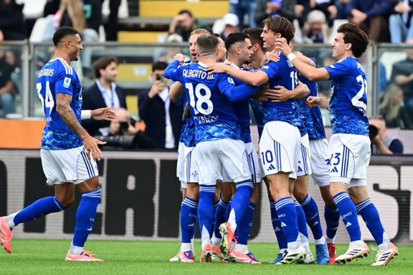 Como's German defender #2 Marc Oliver Kempf celebrates with teammates after scoring his team first goal during the Italian Serie A football match between Como and Juventus at the Giuseppe Sinigaglia Stadium in Como, Italy on October 19, 2025  Piero CRUCIATTI / AFP