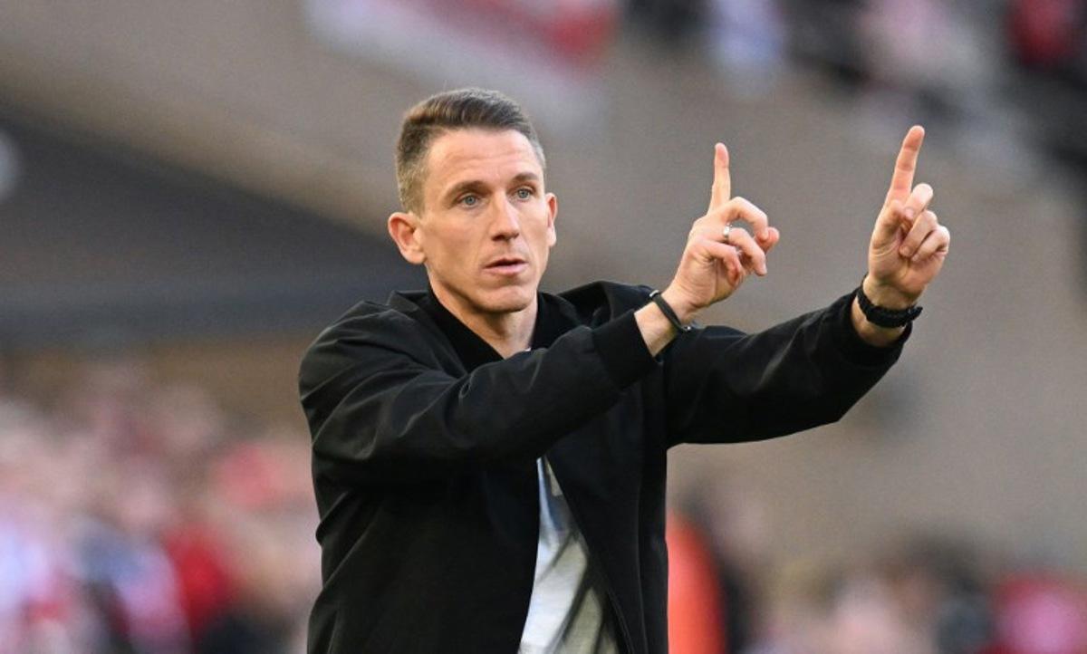 Wolfsburg's head coach Daniel Bauer gestures during the German first division Bundesliga football match between VfB Stuttgart and VfL Wolfsburg in Stuttgart, southern Germany, on March 1, 2026.  THOMAS KIENZLE / AFP