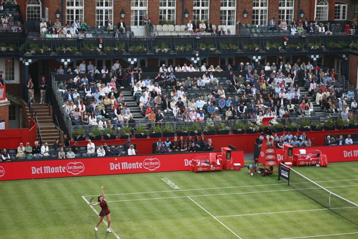 US player Amanda Anisimova serves to Britain's Jodie Burrage during their women's singles round of 32 match at the HSBC WTA tennis Championships at Queen's Club in west London on June 9, 2025.  HENRY NICHOLLS / AFP