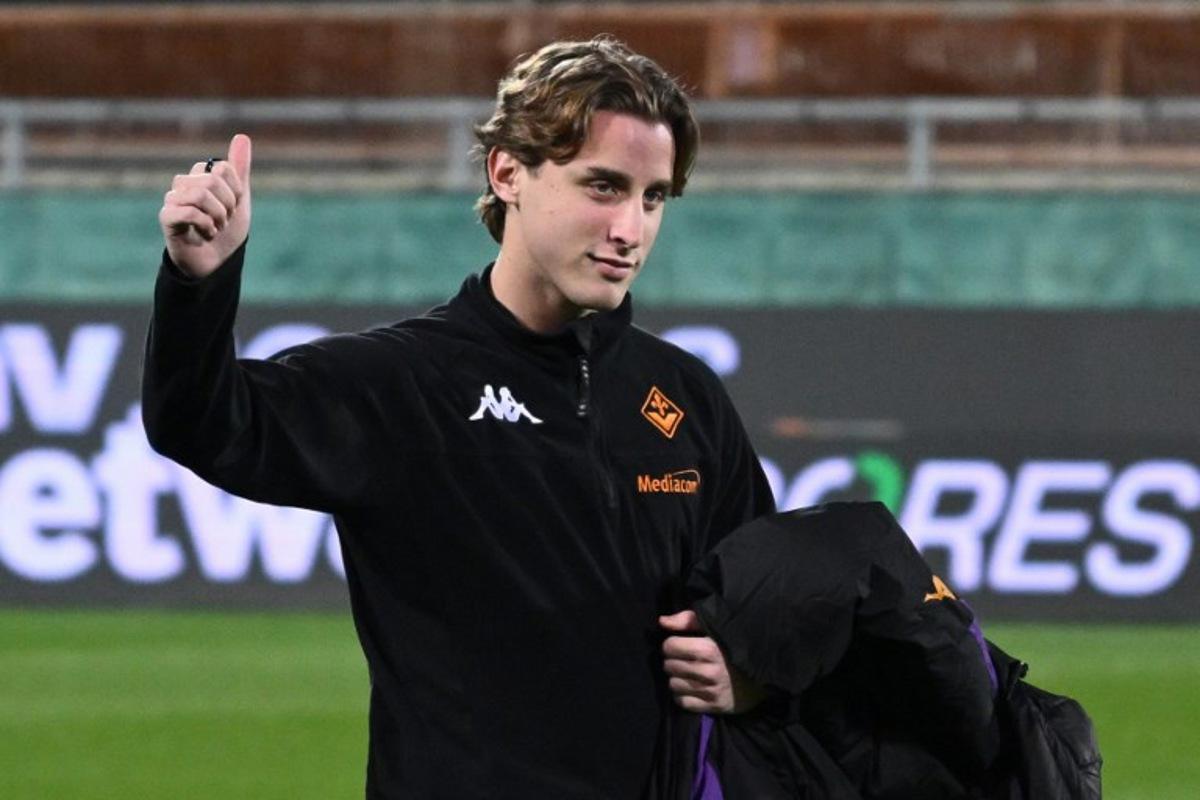 Fiorentina's Italian midfielder #4 Edoardo Bove gestures as he arrives before the Italian Serie A football match between Fiorentina and Inter Milan at Artemio Franchi stadium in Florence on February 6, 2025.  Alberto PIZZOLI / AFP