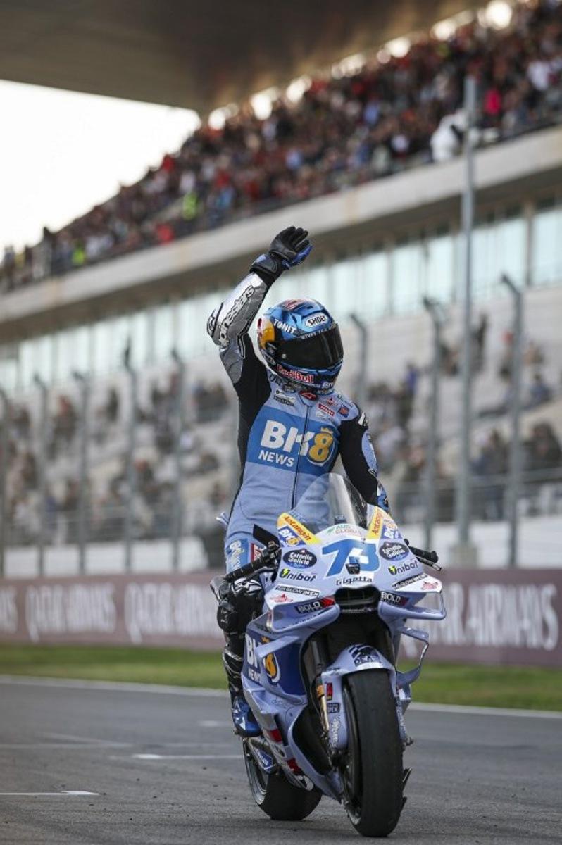 BK8 Gresini Racing MotoGP team's Spanish MotoGP rider Alex Marquez celebrates winning the MotoGP sprint race of the Portuguese Grand Prix at the Algarve International Circuit in Portimao on November 8, 2025.  PATRICIA DE MELO MOREIRA / AFP