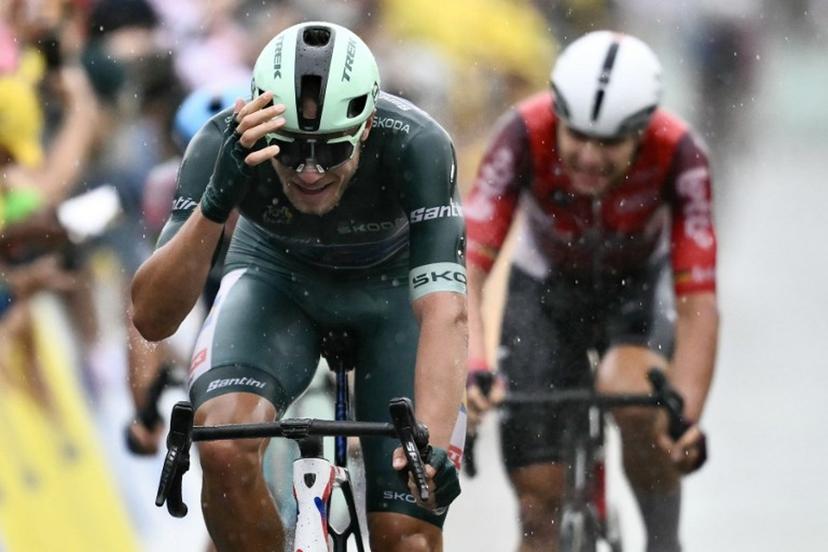 Lidl - Trek team's Italian rider Jonathan Milan wearing the best sprinter's green jersey cycles to the finish line to win the 17th stage of the 112th edition of the Tour de France cycling race, 160.4 km between Bollene and Valence, southern France, on July 23, 2025.  Marco BERTORELLO / AFP