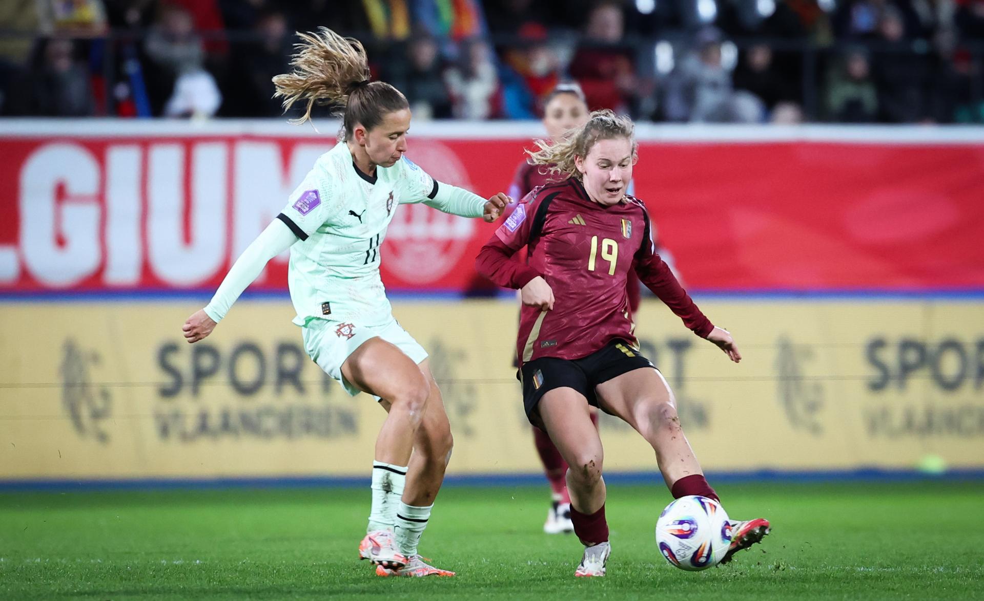 Portugal's Tatiana Pinto and Belgium's Jarne Teulings fight for the ball during a soccer game between the national teams of Belgium (Red Flames) and Portugal, on the second matchday in group A3 of the 2024-25 Women's Nations League competition, on Wednesday 26 February 2025 in Heverlee, Leuven. BELGA PHOTO VIRGINIE LEFOUR