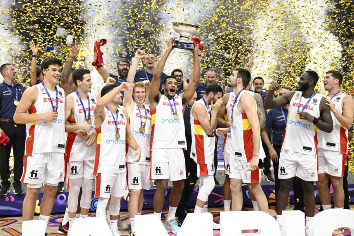 Spain's team celebrates with the trophy after the FIBA Eurobasket 2022 final basketball match between Spain and France in Berlin on September 18, 2022. The Spanish basketball players won their fourth European championship title after 2009, 2011 and 2015 by beating France, 88-76, on September 18, 2022 in the final in Berlin. Tobias SCHWARZ / AFP
