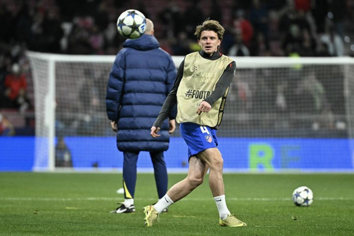 Atletico Madrid's English midfielder #04 Conor Gallagher warms up before the UEFA Champions League, league phase day 5 football match between Club Atletico de Madrid and Inter Milan at the Metropolitano Stadium in Madrid on November 26, 2025.  Javier SORIANO / AFP