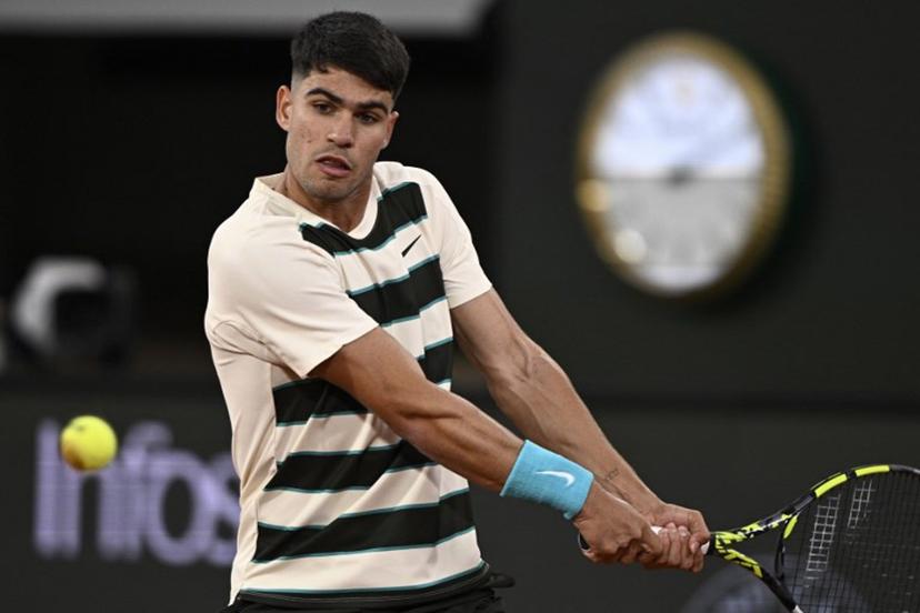 Spain's Carlos Alcaraz plays a backhand return to Hungary's Fabian Marozsan during their men's singles match on day 4 of the French Open tennis tournament on Court Philippe-Chatrier at the Roland-Garros Complex in Paris on May 28, 2025.  JULIEN DE ROSA / AFP