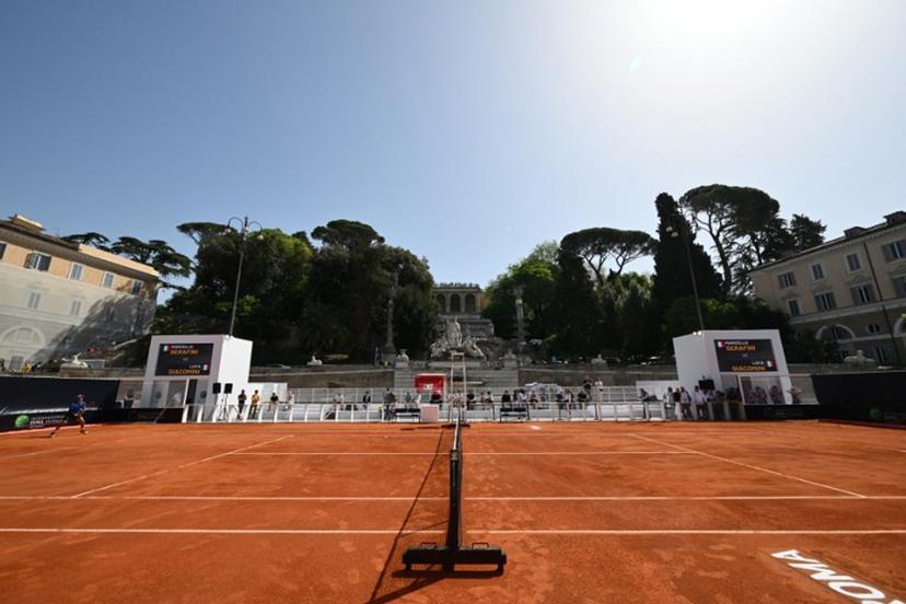 A tennis court has been set up at Piazza del Popolo on April 30, 2024 in Rome. Rome's Tennis Masters will officially start on May  6, 2024 at the Foro Italico but the clay court in the center of Rome will host exhibition games and pre-qualifyers.   Alberto PIZZOLI / AFP
