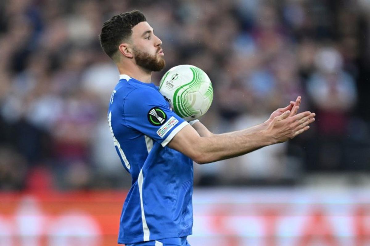 AZ Alkmaar's Dutch defender Mees de Wit controls the ball during the UEFA Europa Conference League semi-final first leg football match between West Ham United and AZ Alkmaar at the London Stadium in east London on May 11, 2023.  JUSTIN TALLIS / AFP