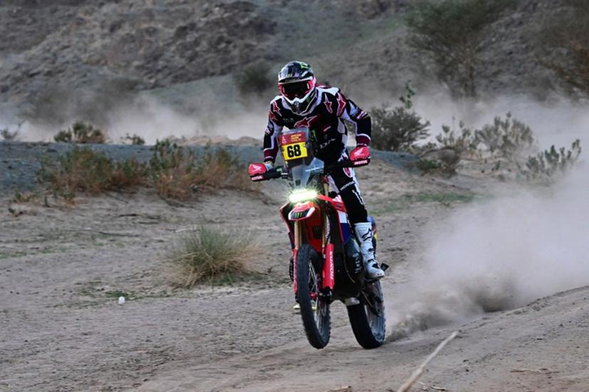 Honda CRF 450's Spanish rider Tosha Schareina competes in Stage 2 of the 48th edition of the Dakar Rally, between Yanbu and Al Ula in Saudi Arabia, on January 5, 2026.  Giuseppe CACACE / AFP