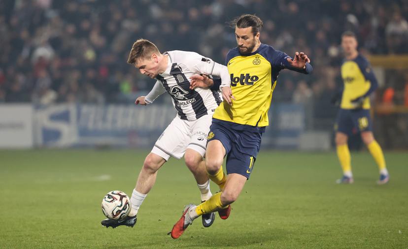 Charleroi's Jakob Romsaas and Union's Christian Burgess fight for the ball during a soccer game between Sporting Charleroi and Royale Union Saint-Gilloise, a first leg 1/2 final game in the Croky Cup Belgian cup competition, Wednesday 04 February 2026 in Charleroi. BELGA PHOTO VIRGINIE LEFOUR