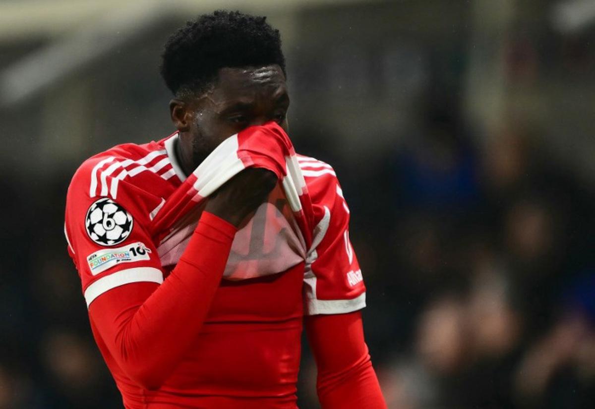 Bayern Munich's Canadian defender #19 Alphonso Davies leaves the pitch on injury during the UEFA Champions League last 16, first leg football match between Atalanta and Bayern Munich at the Gewiss stadium in Bergamo, on March 10, 2026.   Marco BERTORELLO / AFP