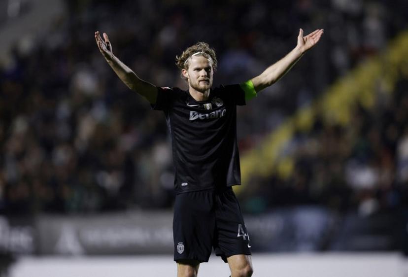 Sporting Lisbon's Danish midfielder #42 Morten Hjulmand reacts during the Portuguese League football match between CF Estrela da Amadora and Sporting CP at Jose Gomes stadium in Amadora  on April 11 , 2026.  FILIPE AMORIM / AFP