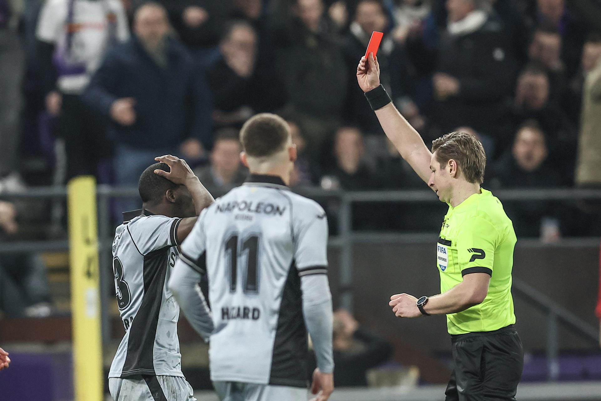 Anderlecht's Moussa Diarra receives a red card from the referee during a soccer game between RSC Anderlecht and Royal Antwerp FC, in the first leg of the 1/2 final of the Croky Cup Belgian cup, Thursday 05 February 2026 in Anderlecht. BELGA PHOTO BRUNO FAHY