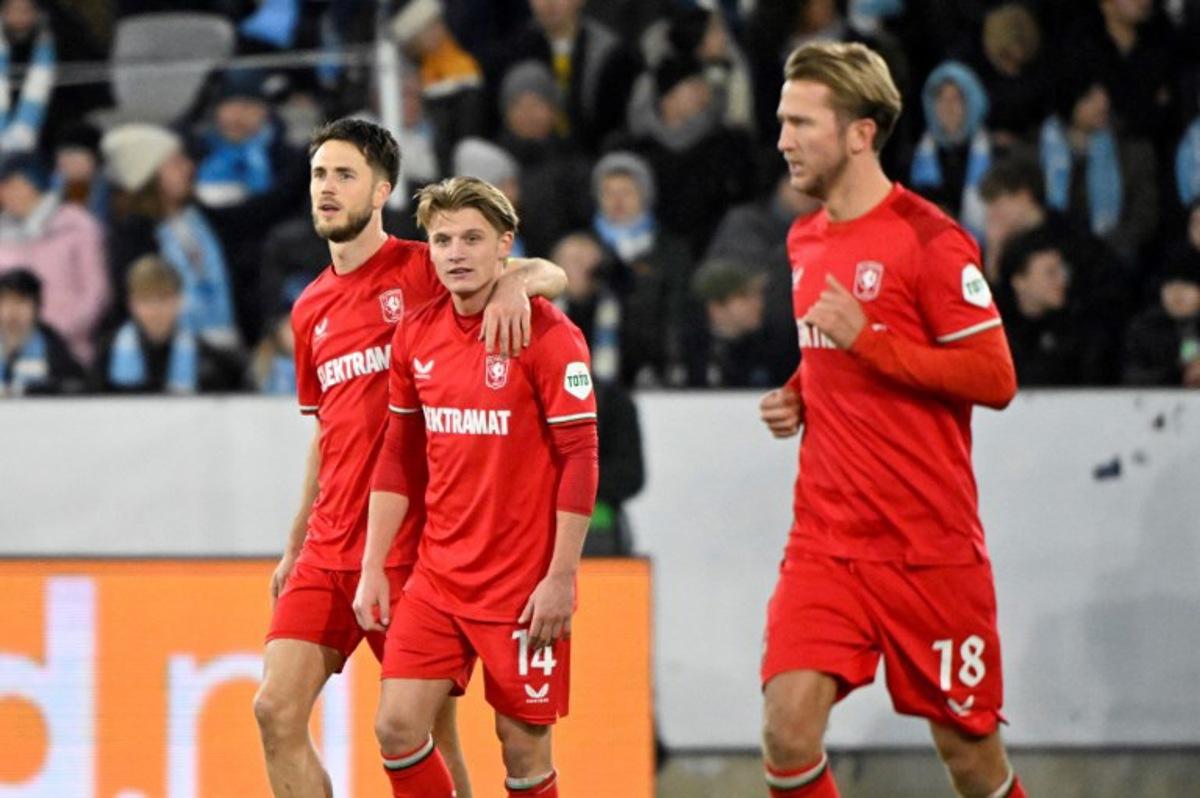 FC Twente's Dutch forward #09 Ricky van Wolfswinkel (L) celebrates with Sem FC Twente's Dutch midfielder #14 Sem Steijn (C) and FC Twente's Dutch midfielder #18 Michel Vlap after the 1-2 goal from a penalty shot by van Wolfswinkel during the UEFA Europa League football match between Malmoe FF and FC Twente in Malmoe, on January 23, 2025.  Johan NILSSON / TT NEWS AGENCY / AFP