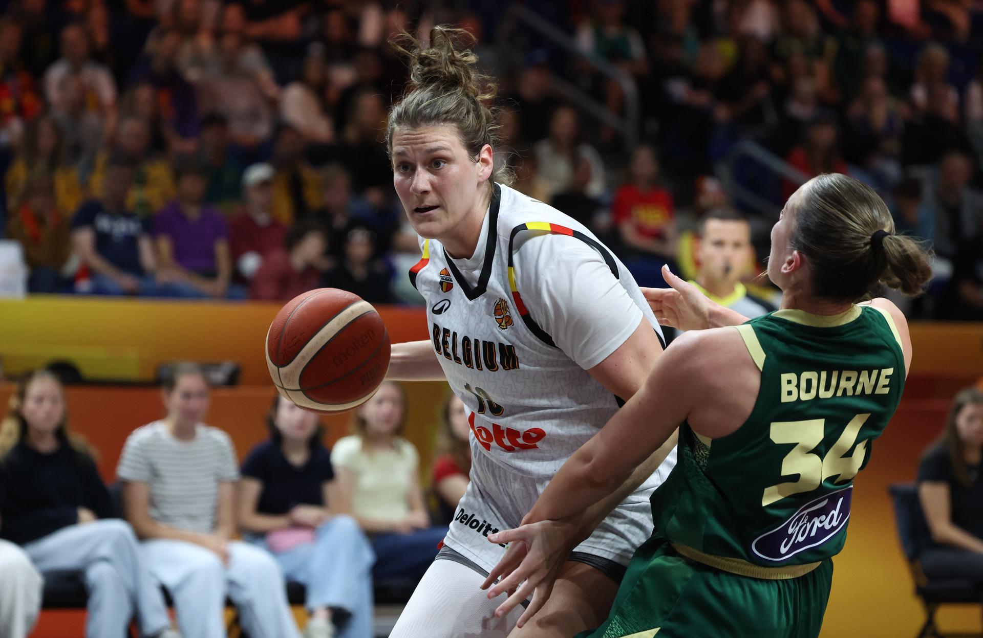 Belgium's Kyara Linskens and Australia' Isabelle Bourne fight for the ball during a basketball game between Belgian national team Belgian Cats and Australia,  game 3 of the group phase at the FIBA Women's Basketball World Cup, on Monday 7 September 2026, in Berlin, Germany. The FIBA Women's Basketball World Cup takes place in Berlin from 4 to 23 September 2026. BELGA PHOTO VIRGINIE LEFOUR