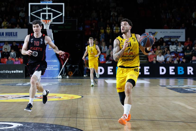 Antwerp's Andrew Funk and Oostende's Noam Yaacov fight for the ball during a basketball match between BC Oostende and Antwerp Giants, Sunday 15 March 2026, in Oostende, on day 24 of the 'BNXT League' Belgian/ Dutch first division basket championship. BELGA PHOTO KURT DESPLENTER