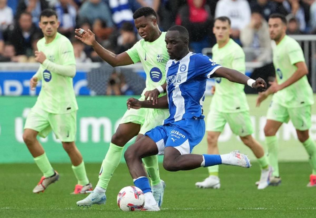 Barcelona's Spanish forward #10 Ansu Fati fights for the ball with Alaves' French defender #22 Moussa Diarra during the Spanish league football match between Deportivo Alaves and FC Barcelona at the Mendizorroza stadium in Vitoria on October 6, 2024.  Cesar Manso / AFP