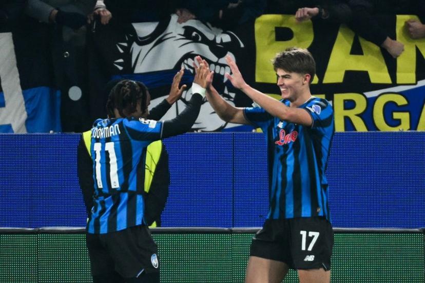 Atalanta's Belgian forward #17 Charles De Ketelaere (R) celebrates with Atalanta's Nigerian forward #11 Ademola Lookman after scoring his team's second goal during the UEFA Champions League league phase day 6 football match between Atalanta Bergamo and Chelsea FC at Bergamo Stadium, in Bergamo, on December 9, 2025.  Alberto PIZZOLI / AFP