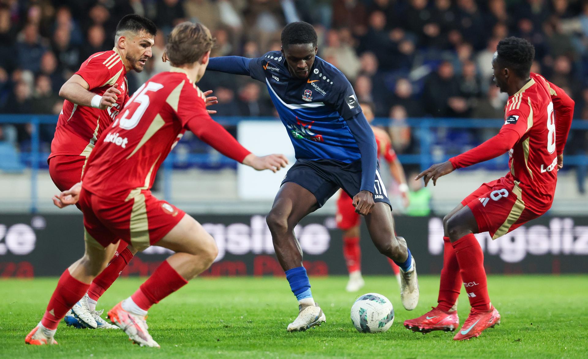 Standard's Bosko Sutalo and Dender's Noah Mbamba fight for the ball during a soccer match between FCV Dender EH and Standard de Liege, Sunday 13 April 2025 in Denderleeuw, on day 3 (out of 10) of the Europe Play-offs of the 2024-2025 'Jupiler Pro League' first division of the Belgian championship. BELGA PHOTO VIRGINIE LEFOUR
